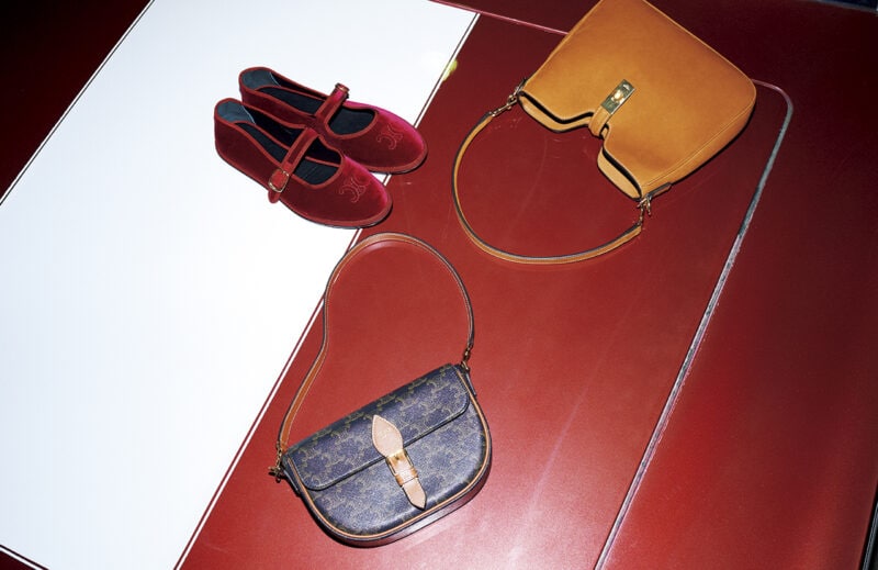 上：バッグ『カミーユ』［H21.5×W24.5×D5］￥445,500、中：シューズ［H0.5］￥104,500、下：バッグ『フォルコ』［H14×W20×D5］￥264,000※すべて予定価格（すべてセリーヌ／セリーヌ ジャパン）