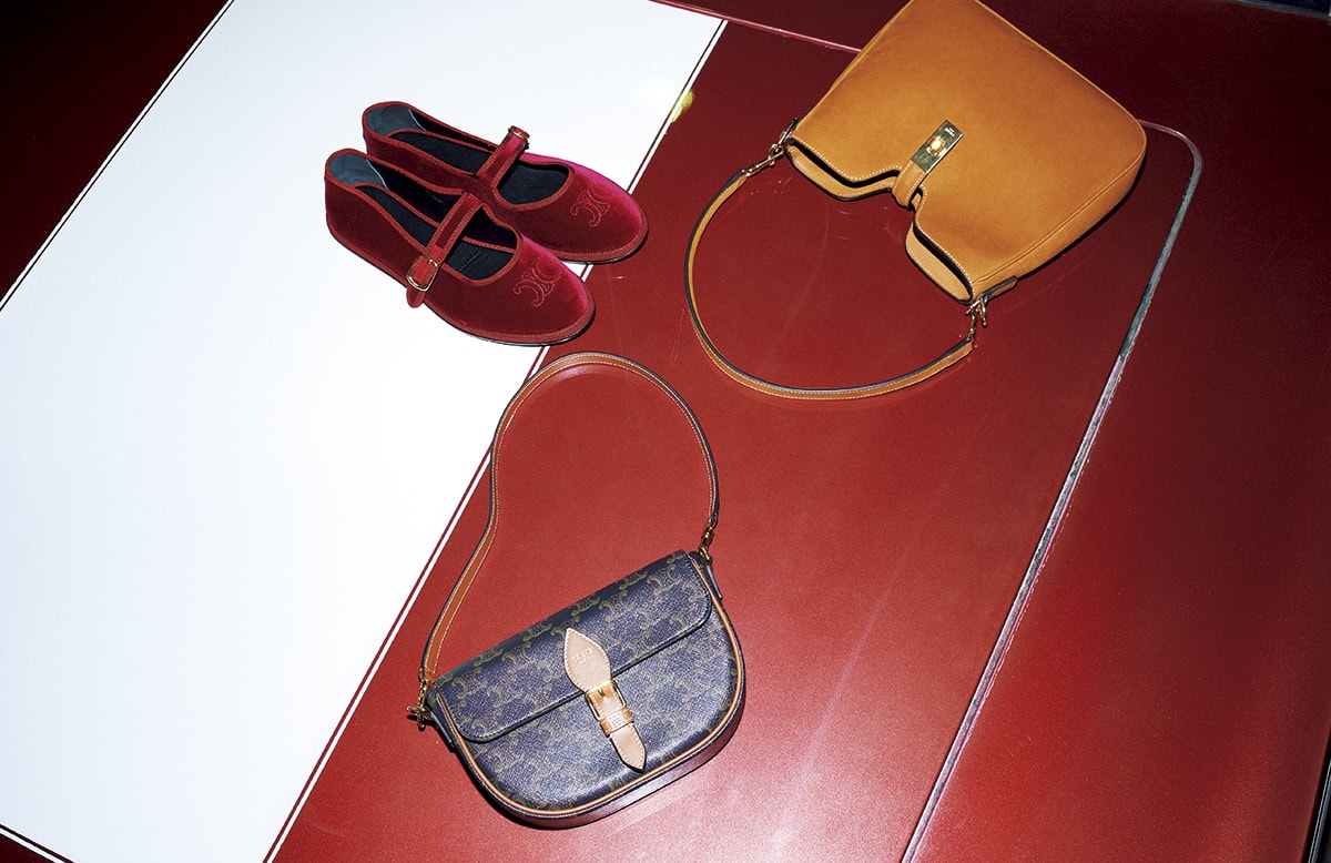 上：バッグ『カミーユ』［H21.5×W24.5×D5］￥445,500、中：シューズ［H0.5］￥104,500、下：バッグ『フォルコ』［H14×W20×D5］￥264,000※すべて予定価格（すべてセリーヌ／セリーヌ ジャパン）