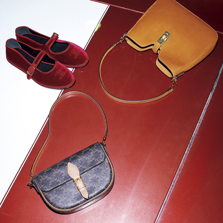 上：バッグ『カミーユ』［H21.5×W24.5×D5］￥445,500、中：シューズ［H0.5］￥104,500、下：バッグ『フォルコ』［H14×W20×D5］￥264,000※すべて予定価格（すべてセリーヌ／セリーヌ ジャパン）