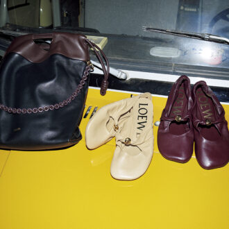 極上の履き心地にツウな配色！【ロエベ】の新作靴バッグ 