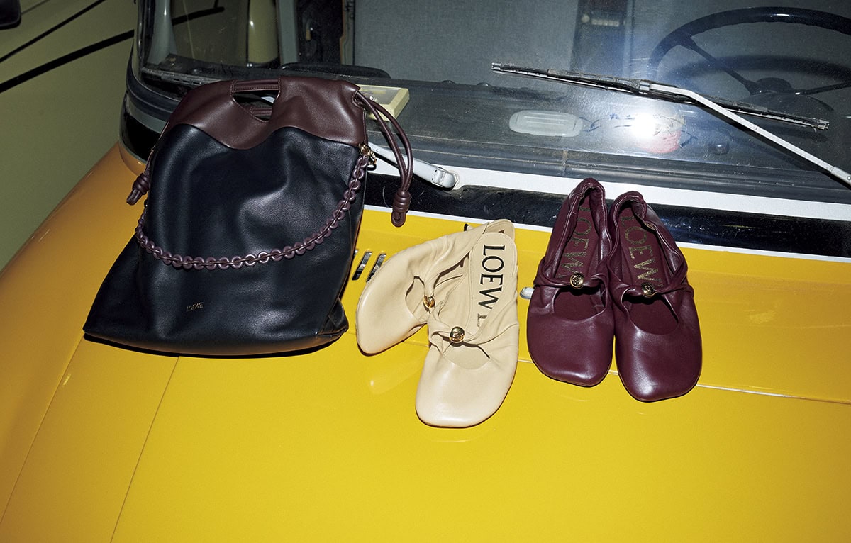 右：バレエシューズ［H0.5］￥146,300、中：ミュール［H4.5］￥162,800、左：バッグ『フラメンコパース トート』［H38×W29×D9］￥612,700（すべてロエベ／ロエベ ジャパン クライアントサービス）