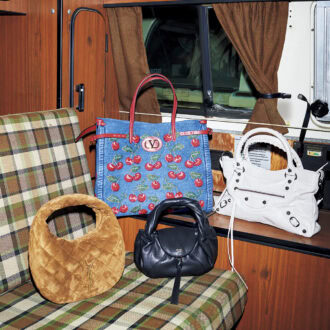 右：バッグ『ル･シティ ファースト バッグ』［H20×W33×D6.5］￥306,900※予定価格（バレンシアガ／バレンシアガ クライアントサービス）、中上：バッグ『アンティーブ』［H29×W35×D18］￥403,700（ヴァレンティノ ガラヴァーニ／ヴァレンティノ インフォメーションデスク）、中下：バッグ『フェンディ スパイ ミニ』［H12.5×W15×D11］￥368,500※10月上旬発売予定・予定価格（フェンディ／フェンディ ジャパン）、左：バッグ『イカリーノ』［H16×W22×D7.5］￥445,500（サンローラン バイ アンソニー·ヴァカレロ／サンローラン クライアントサービス）