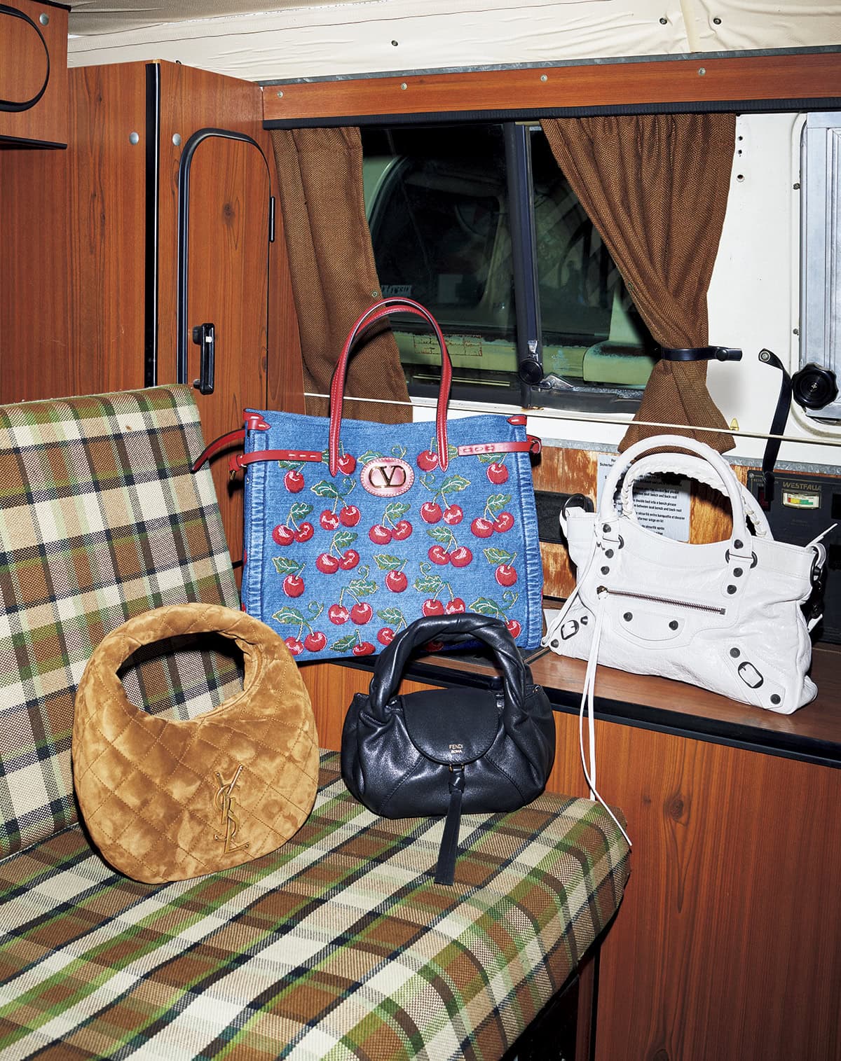 右：バッグ『ル･シティ ファースト バッグ』［H20×W33×D6.5］￥306,900※予定価格（バレンシアガ／バレンシアガ クライアントサービス）、中上：バッグ『アンティーブ』［H29×W35×D18］￥403,700（ヴァレンティノ ガラヴァーニ／ヴァレンティノ インフォメーションデスク）、中下：バッグ『フェンディ スパイ ミニ』［H12.5×W15×D11］￥368,500※10月上旬発売予定・予定価格（フェンディ／フェンディ ジャパン）、左：バッグ『イカリーノ』［H16×W22×D7.5］￥445,500（サンローラン バイ アンソニー·ヴァカレロ／サンローラン クライアントサービス）