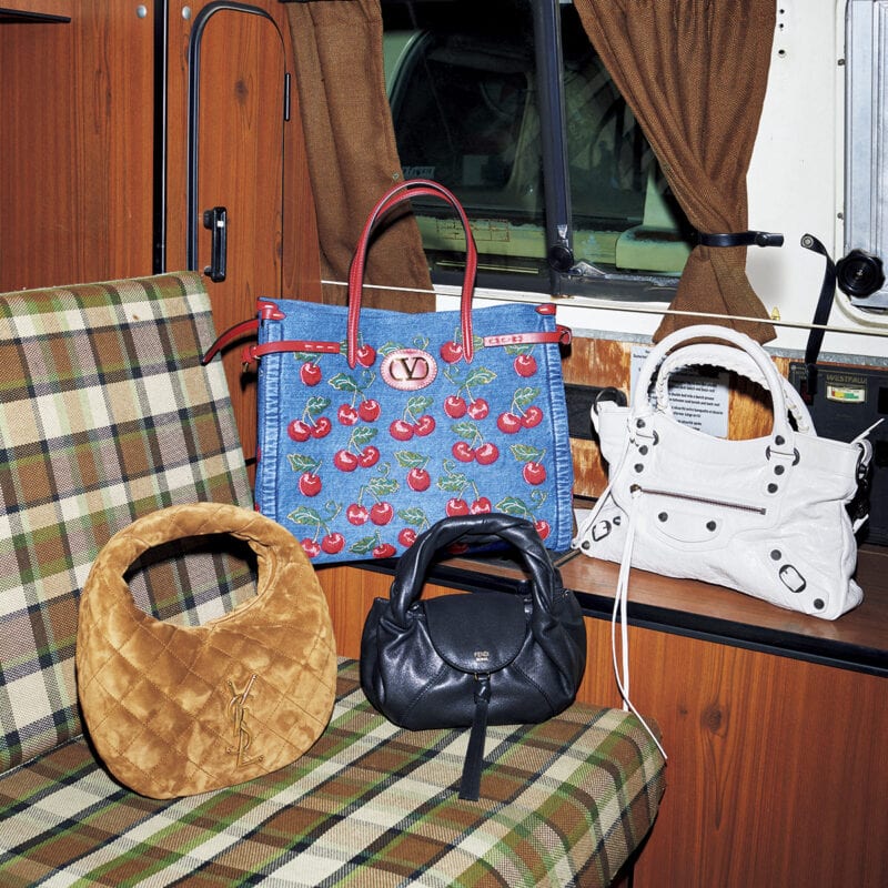 右：バッグ『ル･シティ ファースト バッグ』［H20×W33×D6.5］￥306,900※予定価格（バレンシアガ／バレンシアガ クライアントサービス）、中上：バッグ『アンティーブ』［H29×W35×D18］￥403,700（ヴァレンティノ ガラヴァーニ／ヴァレンティノ インフォメーションデスク）、中下：バッグ『フェンディ スパイ ミニ』［H12.5×W15×D11］￥368,500※10月上旬発売予定・予定価格（フェンディ／フェンディ ジャパン）、左：バッグ『イカリーノ』［H16×W22×D7.5］￥445,500（サンローラン バイ アンソニー·ヴァカレロ／サンローラン クライアントサービス）