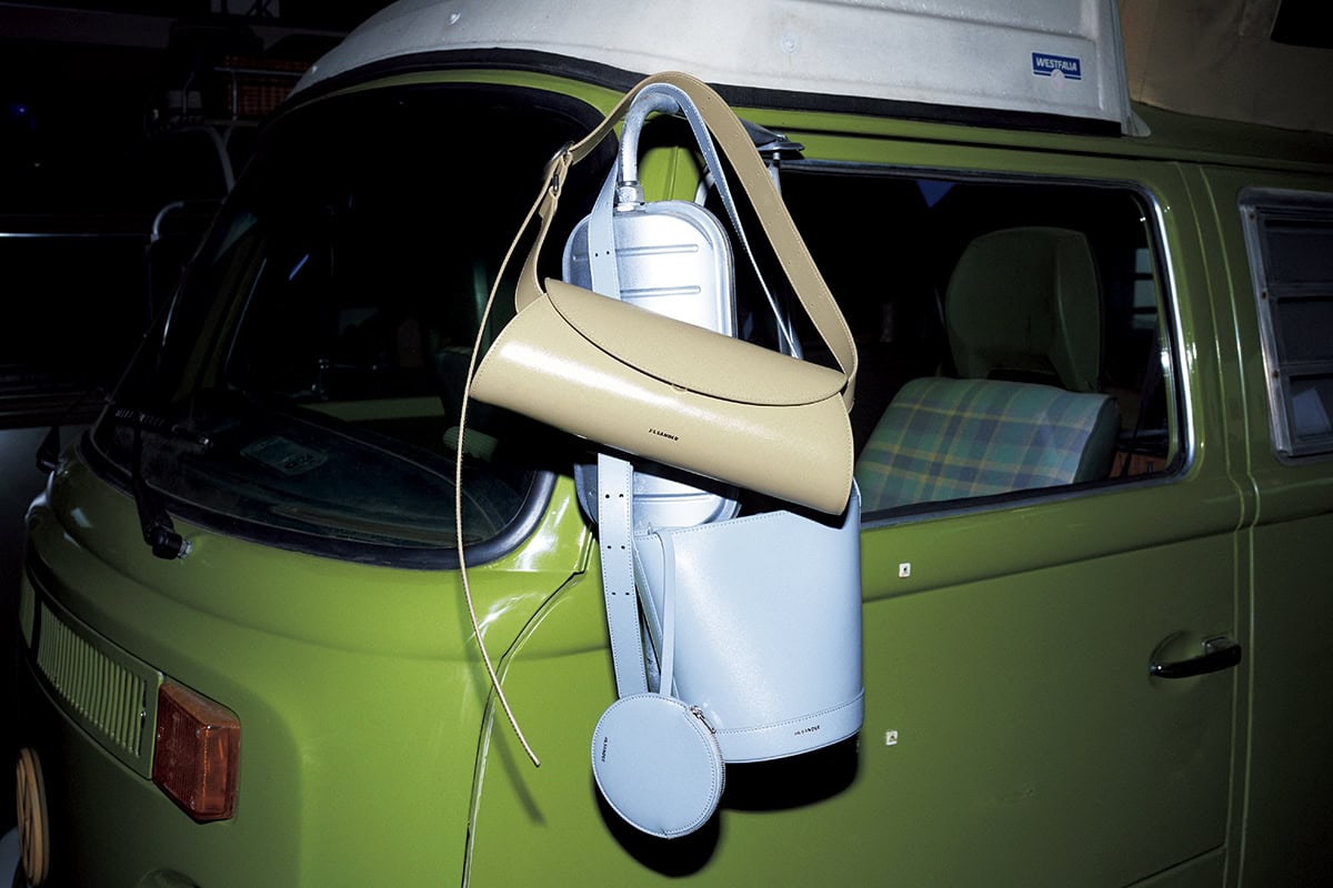 上：バッグ『カンノーロ スモール』［H11×W29×D10］￥250,800、下：バッグ『カンノーロ バケット』［H19×W19×D15］￥280,500（ともにジル サンダー／ジルサンダージャパン）