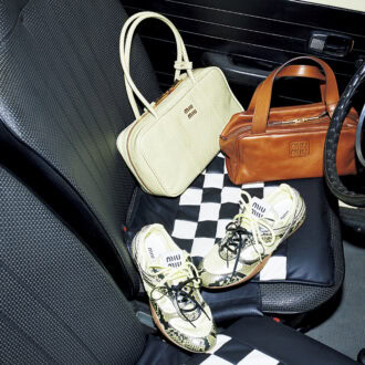 右：バッグ［H15×W28×D13］￥473,000、左：バッグ『ボー』［H17×W30×D8.5］￥858,000、下：スニーカー￥192,500※すべて予定価格（すべてミュウミュウ／ミュウミュウ クライアントサービス）