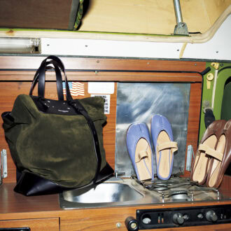 タビのミュールにスウェードのビッグバッグ…【マルジェラ】の新作投入でお洒落を加速！