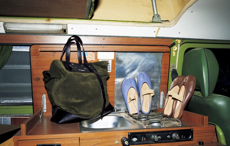 右：ミュール［H0.5］各￥172,700、左：バッグ［H42×W44×D11］￥330,000（すべてメゾン マルジェラ／マルジェラ ジャパン クライアントサービス）