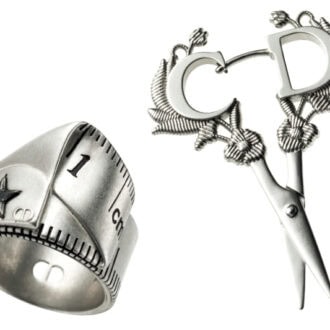 リング￥92,000、ピアス￥52,000（ともにディオール／クリスチャン ディオール）