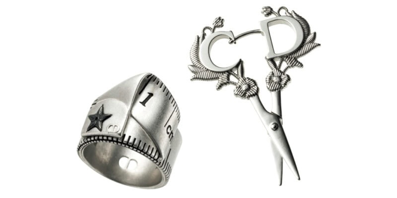 リング￥92,000、ピアス￥52,000（ともにディオール／クリスチャン ディオール）