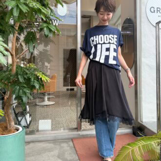 【30代スナップ】秋のTシャツはこう着る！ デニム×キャミワンピのレイヤードスタイルでトレンドを満喫！