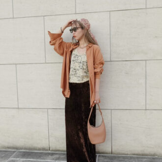 【30代スナップ】旬カラー・ブラウンを使って一気に今年顔に！ ベロアのロンスカで仕上げた女性らしいコーデ