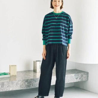 主役のデニムは、立体フォルムをつくるウエストのタック使いと裾を絞ったデザインがポイント。ブラックデニムにグリーンのボーダーが映えるTシャツを合わせてきれいめカジュアルに。デニム¥2,420、ボーダーTシャツ¥1,419（ともにシーズン リーズン バイ リン アンド レッド／しまむら）　ネックレス、靴（ともにしまむら参考商品）