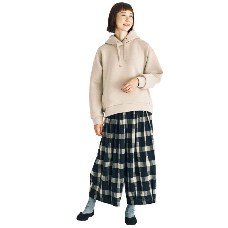 大きなブロックチェックがトラッドムードな秋にぴったりなパンツ。たっぷりとした生地がつくるふんわりシルエットも今年らしいポイント。チェック柄のベージュと色がリンクしたパーカを合わせて、リラクシーに着こなすのが気分。パンツ¥2,420、Punyu fit パーカ¥1,969（ともにシーズン リーズン バイ リン アンド レッド／しまむら）　靴（しまむら参考商品）
