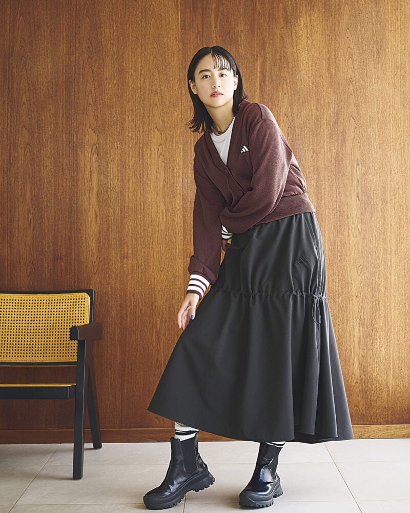 カーディガン￥9,900、スカート￥8,800、ソックス ※3足セット ￥2,200（すべてアディダス／アルペン）
