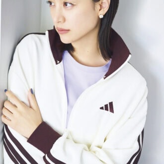 トラックトップ￥9,350、スカート￥9,900、スニーカー￥14,300（すべてアディダス／アルペン）
