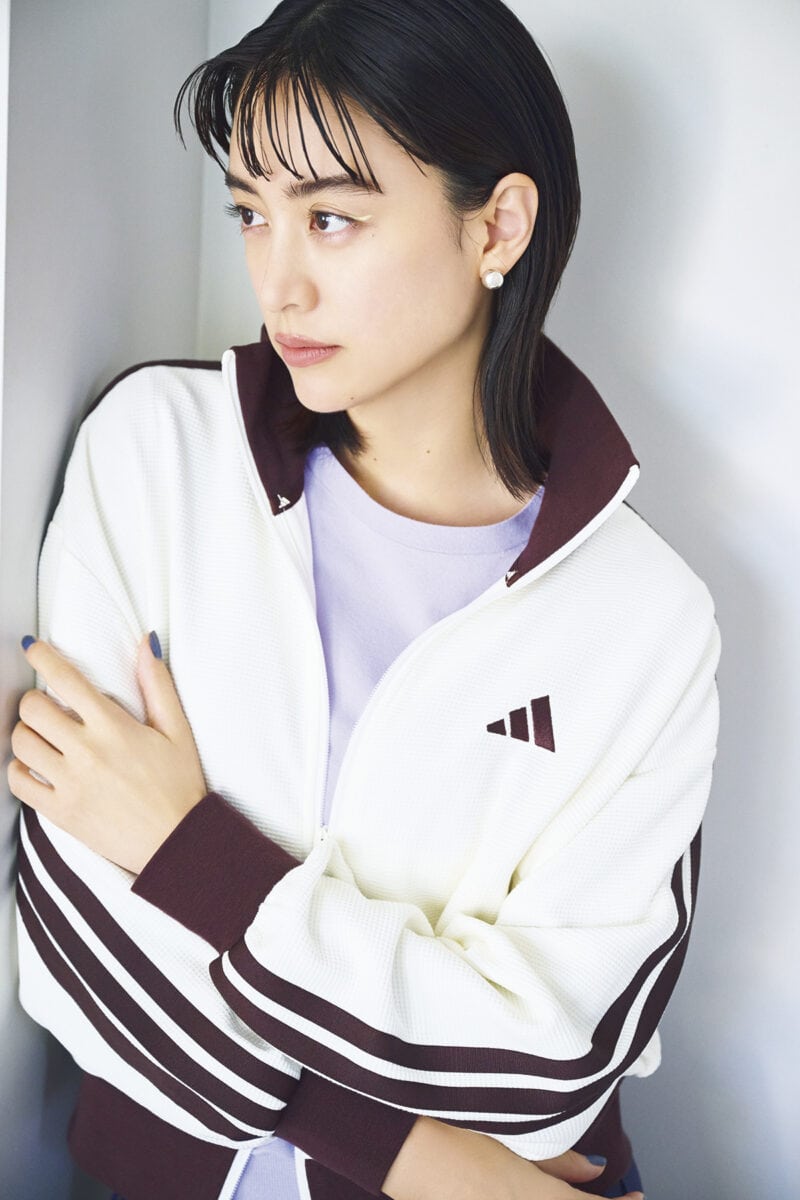 トラックトップ￥9,350、スカート￥9,900、スニーカー￥14,300（すべてアディダス／アルペン）