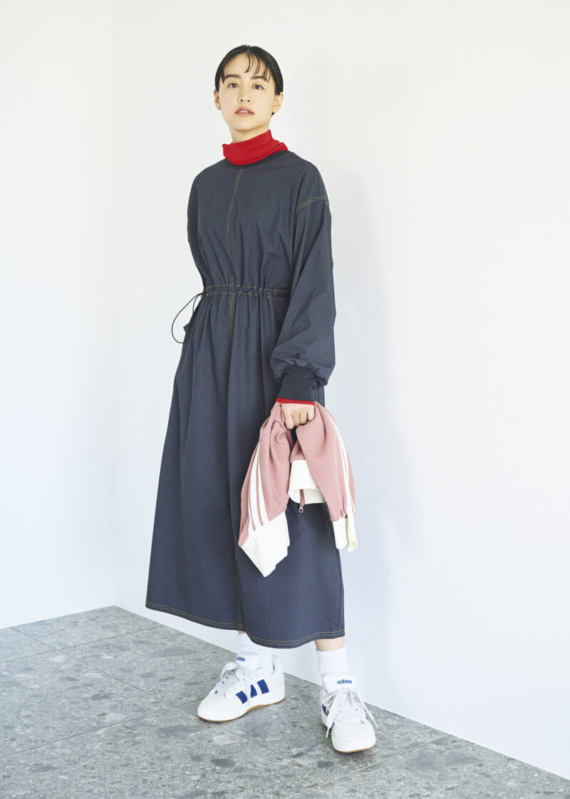ワンピース￥10,450、スニーカー￥9,350、手に持ったトラックトップ￥9,350（すべてアディダス／アルペン）