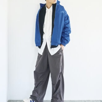デニムトラックトップ￥9,900、ブラックトラックトップ￥9,350、パンツ￥8,800、スニーカー￥9,350（すべてアディダス／アルペン）
