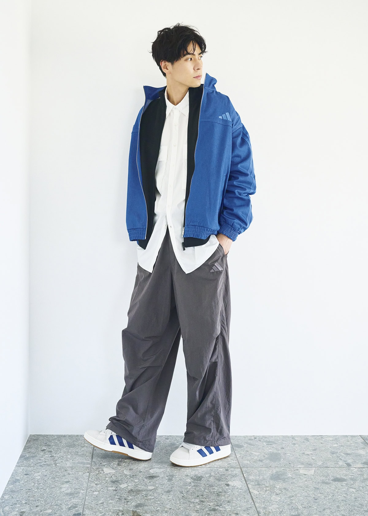 デニムトラックトップ￥9,900、ブラックトラックトップ￥9,350、パンツ￥8,800、スニーカー￥9,350（すべてアディダス／アルペン）