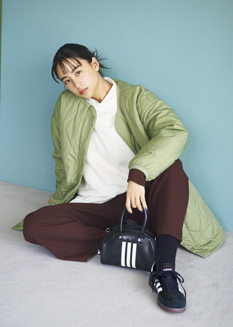 ジャケット￥11,000、トップス￥7,150、パンツ￥6,600、バッグ￥4,400、スニーカー￥14,300（すべてアディダス／アルペン）