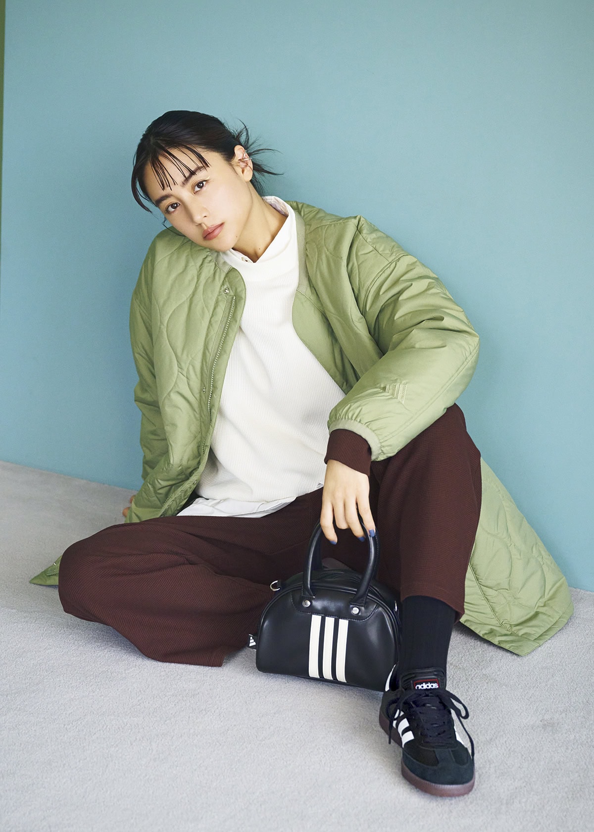 ジャケット￥11,000、トップス￥7,150、パンツ￥6,600、バッグ￥4,400、スニーカー￥14,300（すべてアディダス／アルペン）