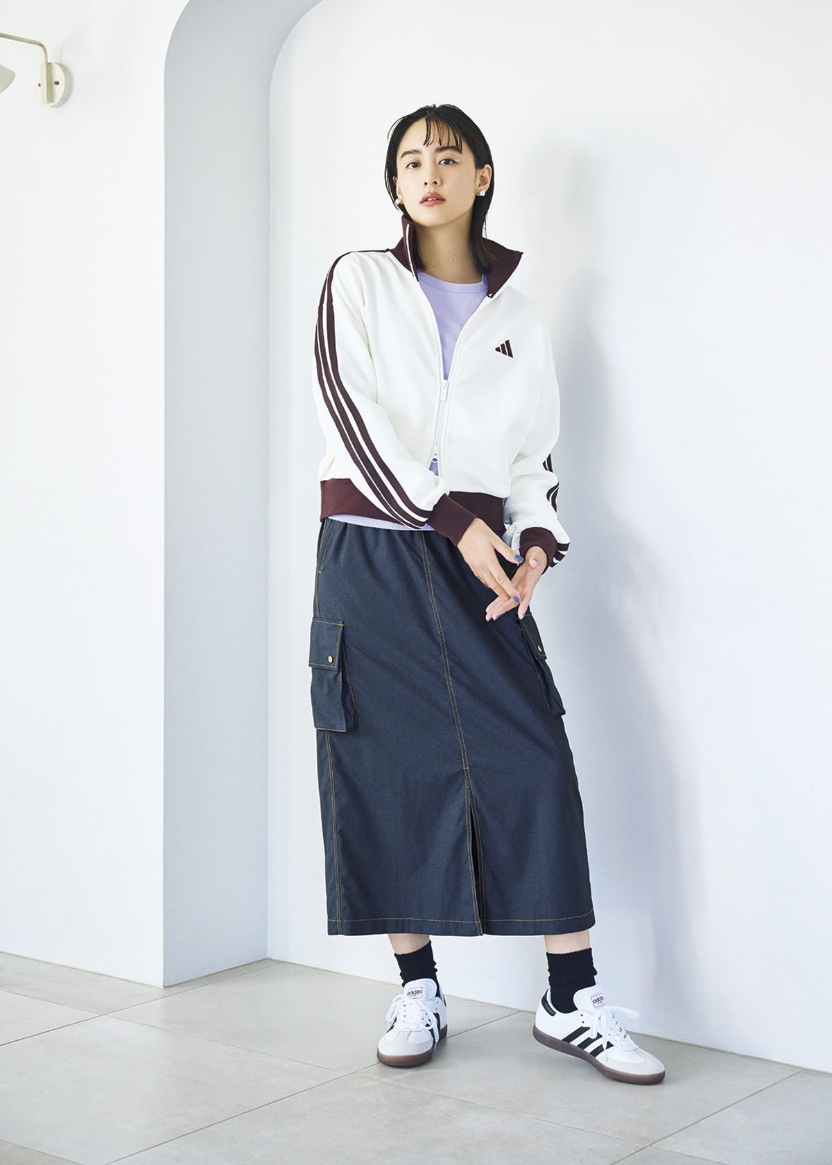 トラックトップ￥9,350、スカート￥9,900、スニーカー￥14,300（すべてアディダス／アルペン）