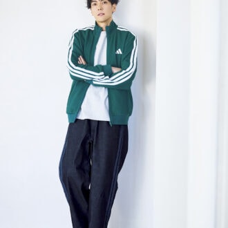 トラックトップ￥9,350、パンツ￥10,450、スニーカー￥14,300（すべてアディダス／アルペン）