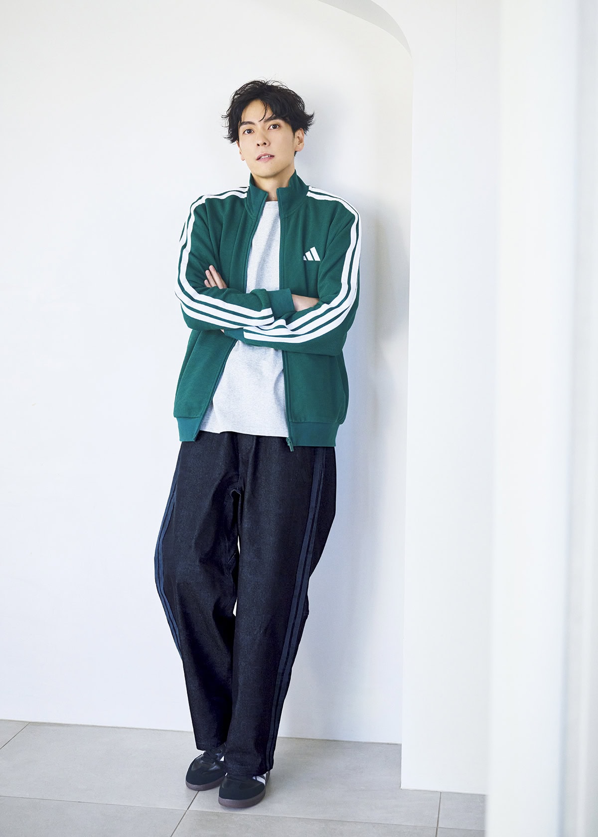 トラックトップ￥9,350、パンツ￥10,450、スニーカー￥14,300（すべてアディダス／アルペン）