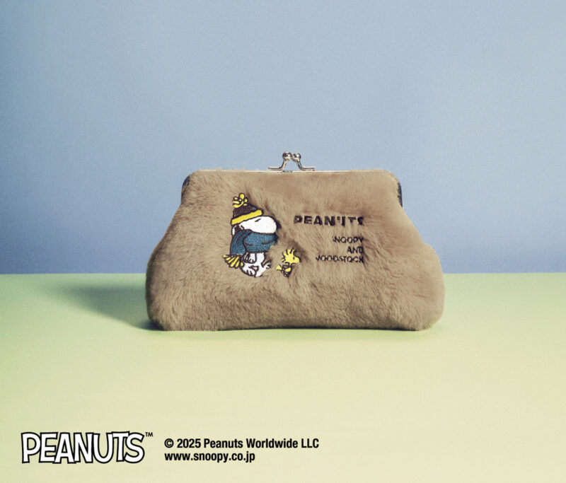 毛足の長いファーが可愛い刺繍入りがま口ポーチ