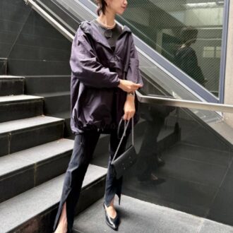 【30代スナップ】黒でまとめて都会的に。雨の日の洗練コーデ｜インレッド