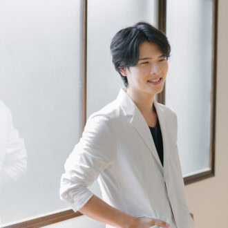 堀江俊貴さん（現役化粧品研究員としくん）