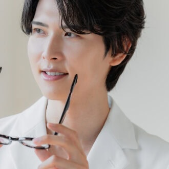 堀江俊貴さん（現役化粧品研究員としくん）