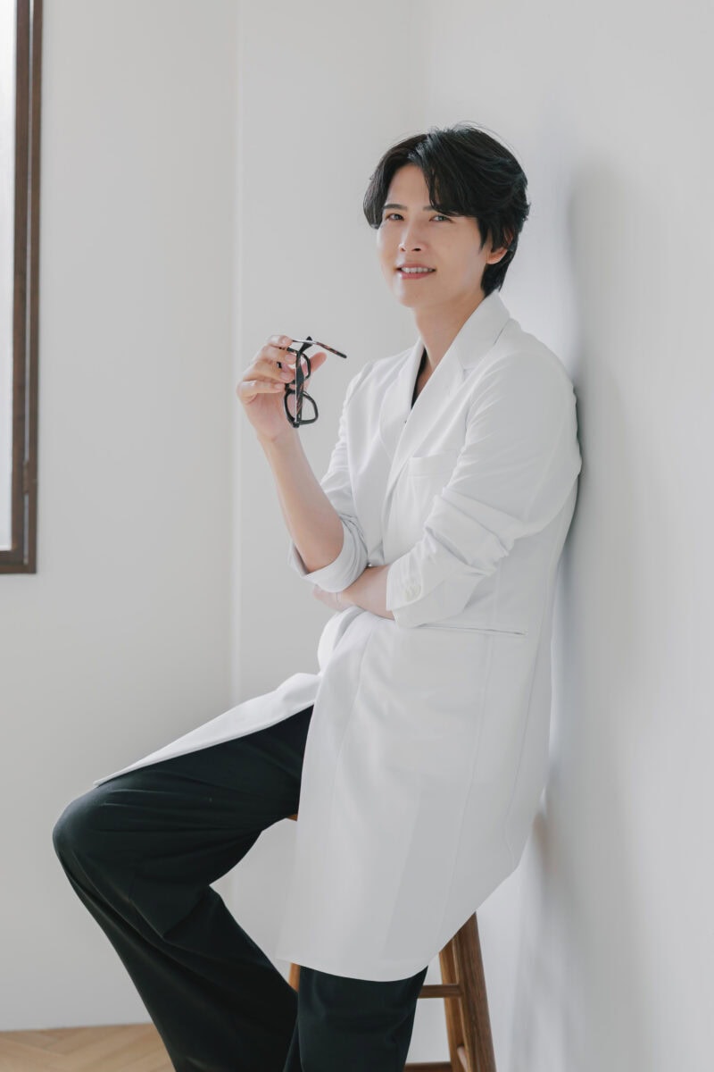 堀江俊貴さん（現役化粧品研究員としくん）
