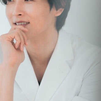 堀江俊貴さん（現役化粧品研究員としくん）
