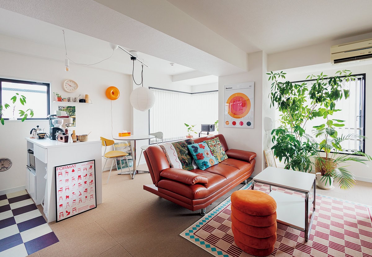 大きな窓から光が差し込む、広々としたリビング・ダイニング