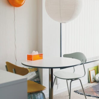 ダイニングには圧迫感の少ないラウンドテーブルを採用