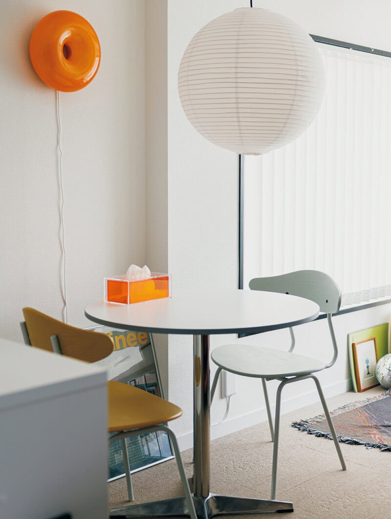 ダイニングには圧迫感の少ないラウンドテーブルを採用