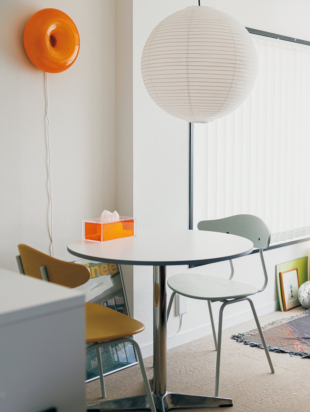 ダイニングには圧迫感の少ないラウンドテーブルを採用