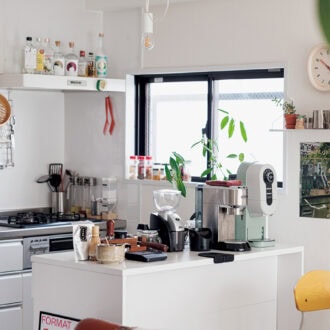 キッチンを区切るカウンターは以前からの愛用品にもかかわらず、今のキッチンに驚くほどフィット