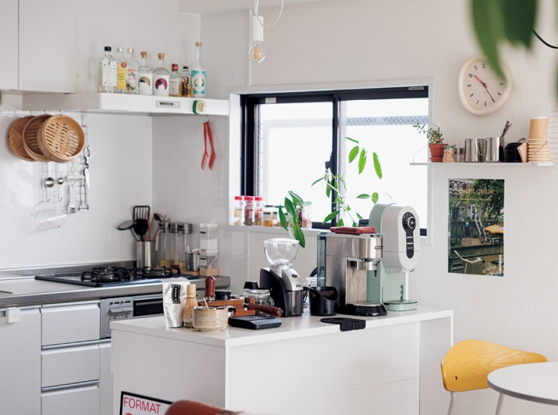 キッチンを区切るカウンターは以前からの愛用品にもかかわらず、今のキッチンに驚くほどフィット