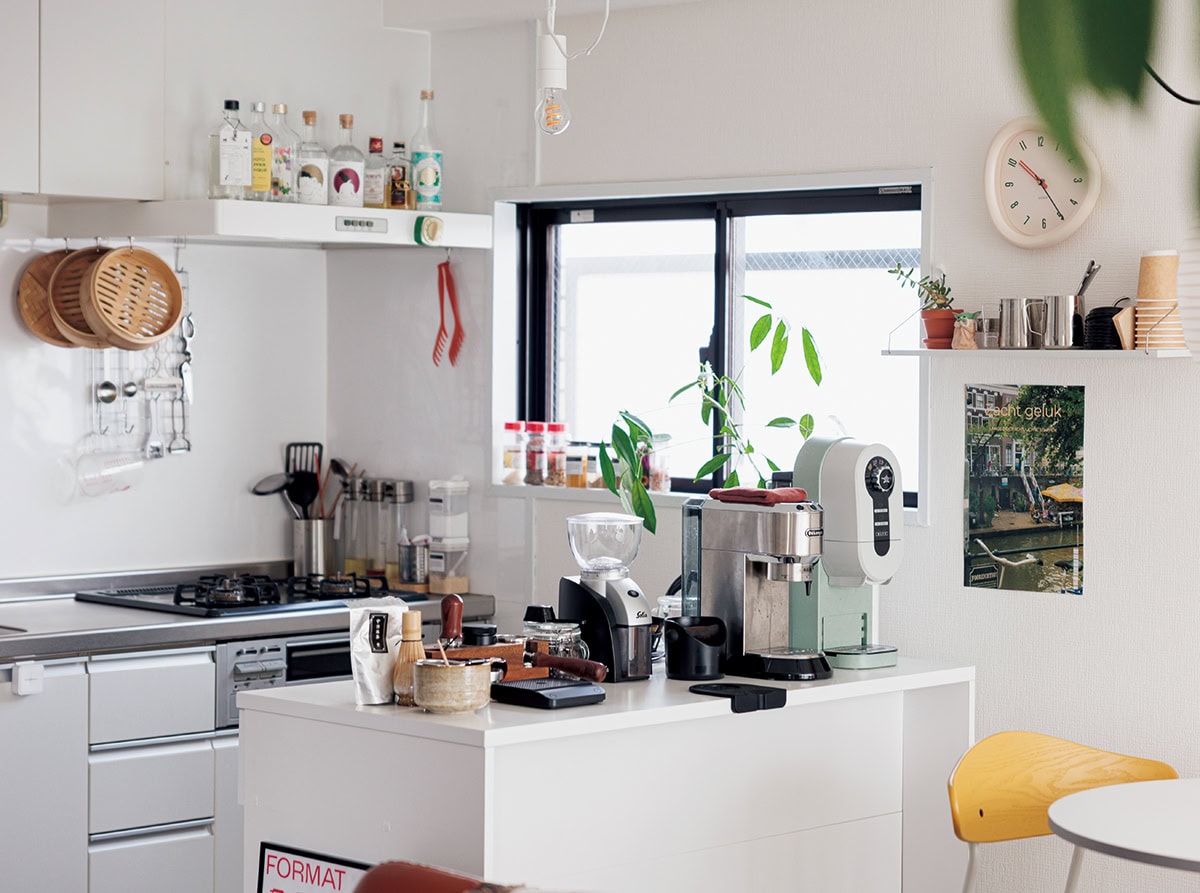 キッチンを区切るカウンターは以前からの愛用品にもかかわらず、今のキッチンに驚くほどフィット