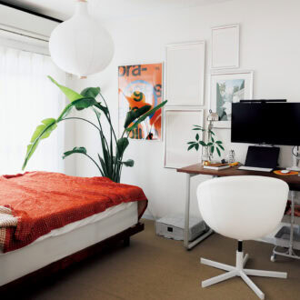 寝室兼ワークスペースには物を置き過ぎず、すっきりと