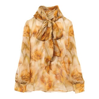 ボウブラウス¥500,500（サンローラン バイ アンソニー・ヴァカレロ／サンローラン クライアントサービス）