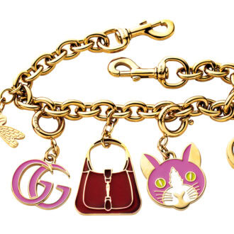 チェーンチャーム￥80,300、追加でつけたチャーム（猫、ダブルG）各￥37,400（すべてグッチ／グッチ クライアントサービス）