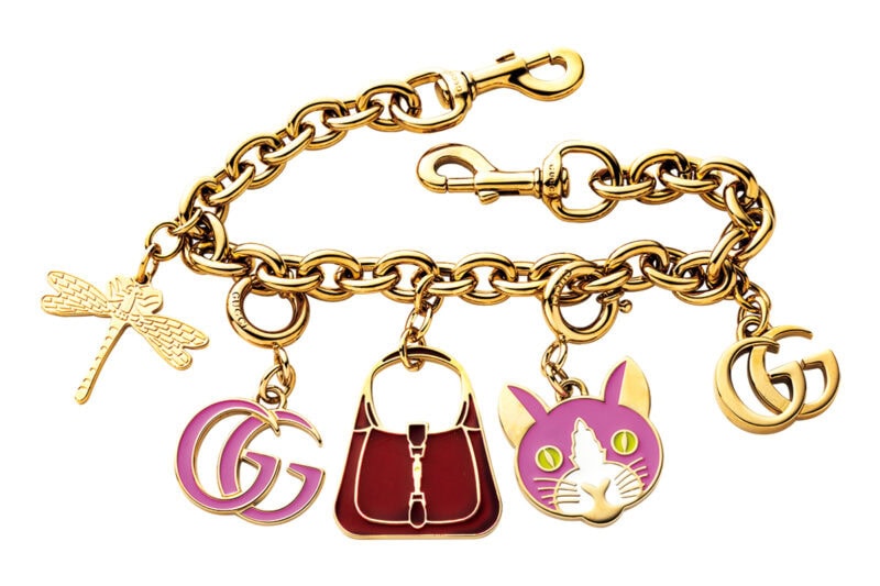 チェーンチャーム￥80,300、追加でつけたチャーム（猫、ダブルG）各￥37,400（すべてグッチ／グッチ クライアントサービス）