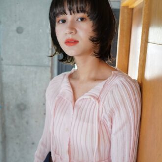 今、30代がオーダーするのはこれ！「顔まわりレイヤー」で小顔に見せる、大人のモードウルフ