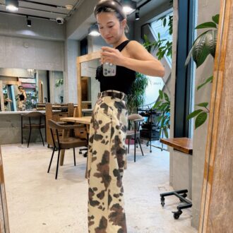【スナップ】「メゾンスペシャル」のカウ柄パンツに注目！ ×ニットビスチェで作る秋の最旬コーデ