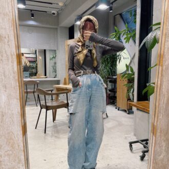 【スナップ】ロンT×デニムのベーシックな着こなしには、小物でポイントを作って上級者コーデに！