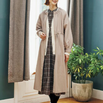 コート¥3,289、ニットカーディガン¥2,189、ワンピース¥2,420（すべてシーズン リーズン バイ リン アンド レッド／しまむら）　タイツ、靴（しまむら参考商品）